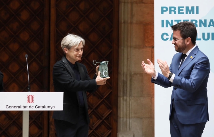 Judith Butler receives Catalonia International Prize from President Pere Aragonès on April 27, 2022 (by Jordi Bedmar)